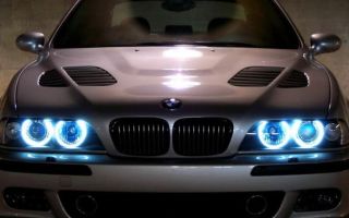 Yeux angéliques dans le farovete sur la voiture : vue, globe, compartiment ou dirigez-vous