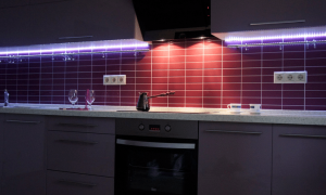 Éclairage de cuisine LED derrière le meuble : installation, fonctionnement