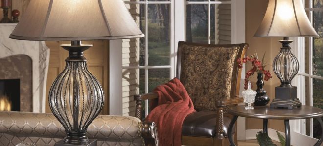 Lampes de table classiques : fabriquées en Italie, fabriquées à partir de bronzes et d'autres matériaux