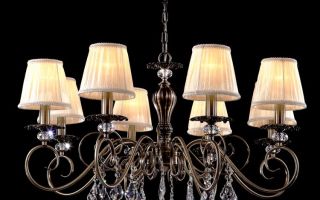 Polyleys classiques pour le hall et la chambre: modèles modernes de tavans et tentures à l'intérieur