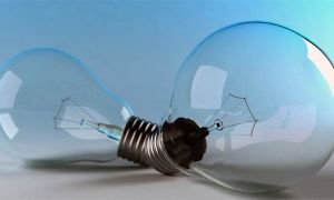 Caractéristiques sur une lampe à bouton poussoir : flux lumineux et puissance