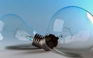 Caractéristiques sur une lampe à bouton poussoir : flux lumineux et puissance