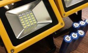 Projecteur ou fenerche à accumulateur LED