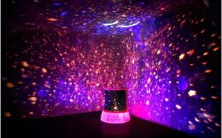 La nuit est lumineuse dans le ciel étoilé : la lampe derrière le projecteur, dirigez-la vous-même