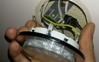 Comment manquez-vous la lampe d'opyat tavan: la procédure est correcte