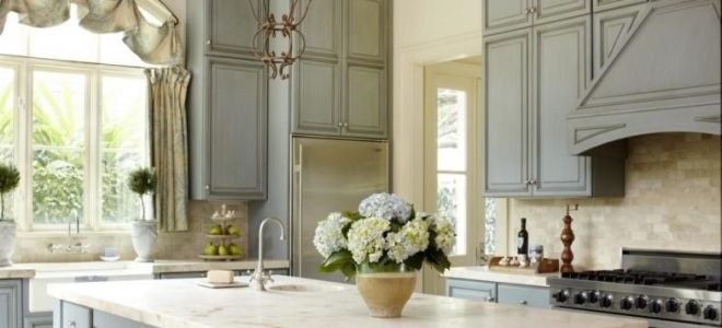 Polylei dans le style provençal pour la cuisine : préglé sur le meilleur modèle