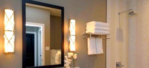 Applique murale derrière le bain avec lumière diffusée