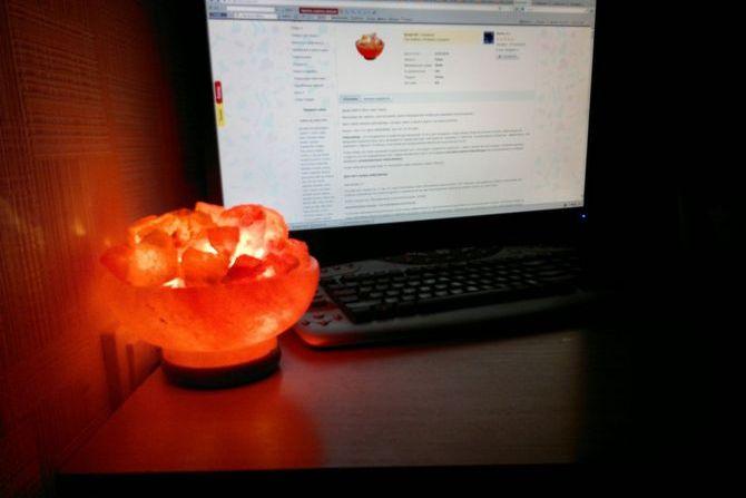 Lampe solaire près d'un ordinateur portable