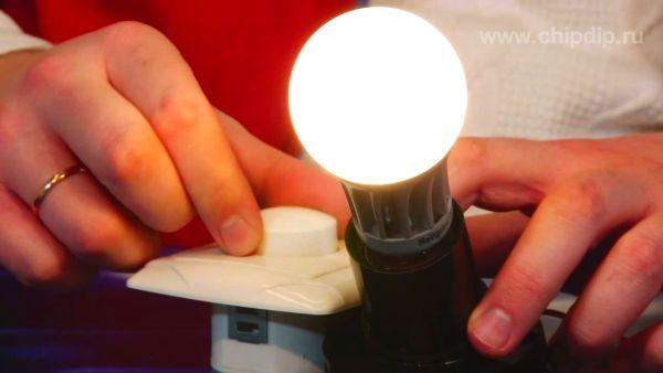 Gradateur pour une lampe avec un bouton pressable