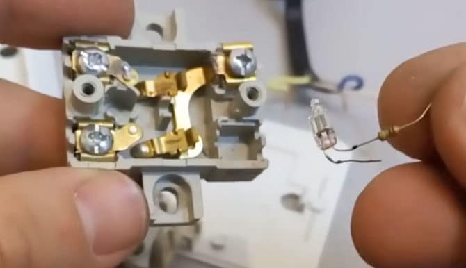 Cause du clignotement de la lumière LED, une lumière est éteinte et comment puis-je la réparer