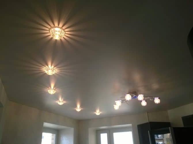 lampi, attache kam tavana