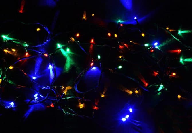 les lumières fleurissent sur une guirlande