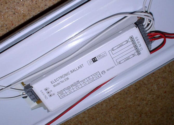 Ballast électronique, mountiran directement dans le corps d'éclairage, starter osigureva et travail sur deux tubes fluorescents d'une puissance de 18 W chacun