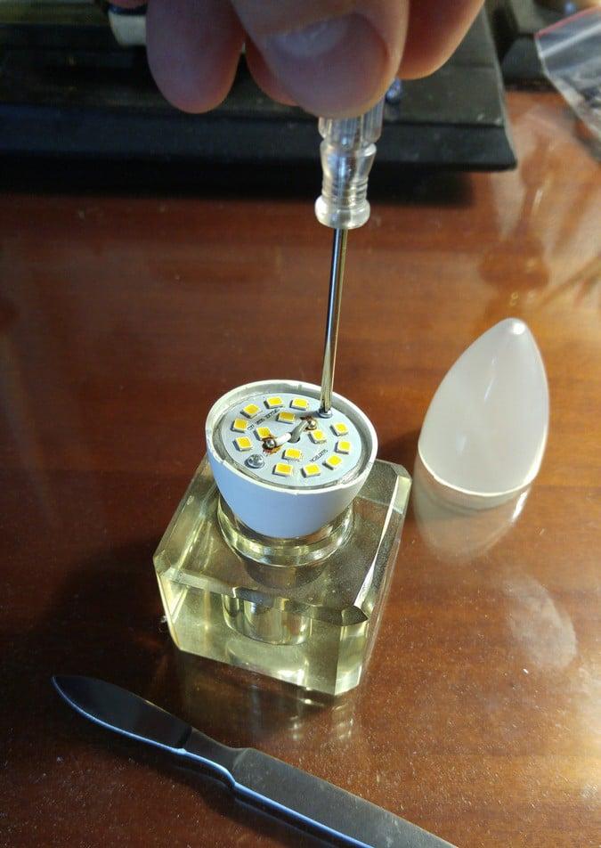 vis, tenant une écharpe