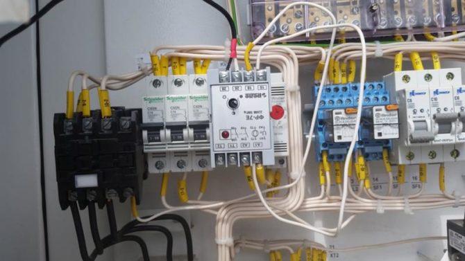 dans l'armoire de commande