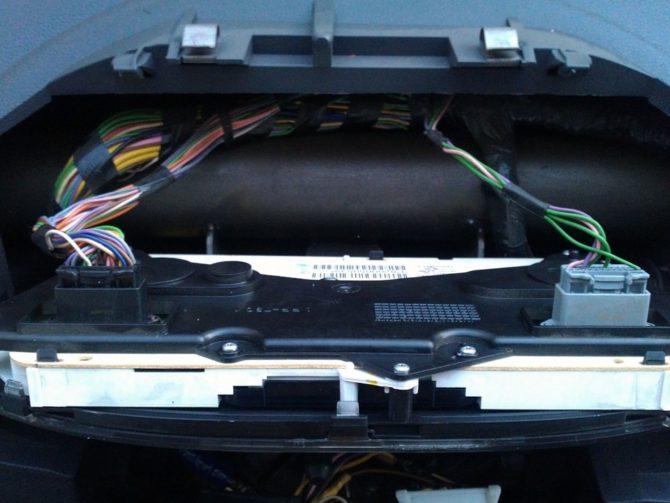 Rangez les connecteurs sur le panneau Renault Logan