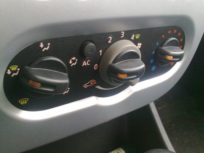 Bloc pour le contrôle sur le poêle