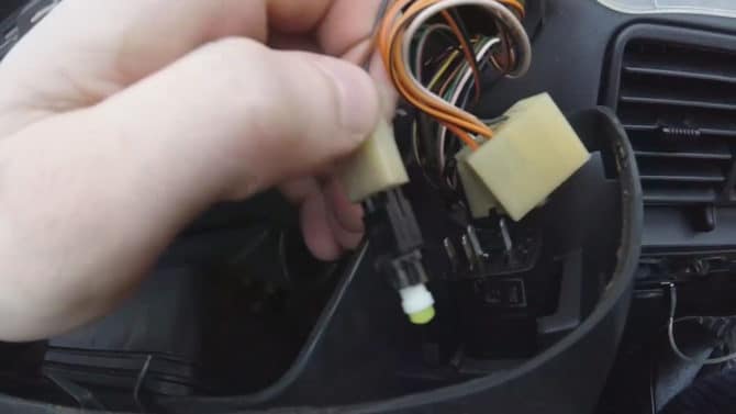 conducteurs et interrupteurs sur le bouton en haut bande décorative