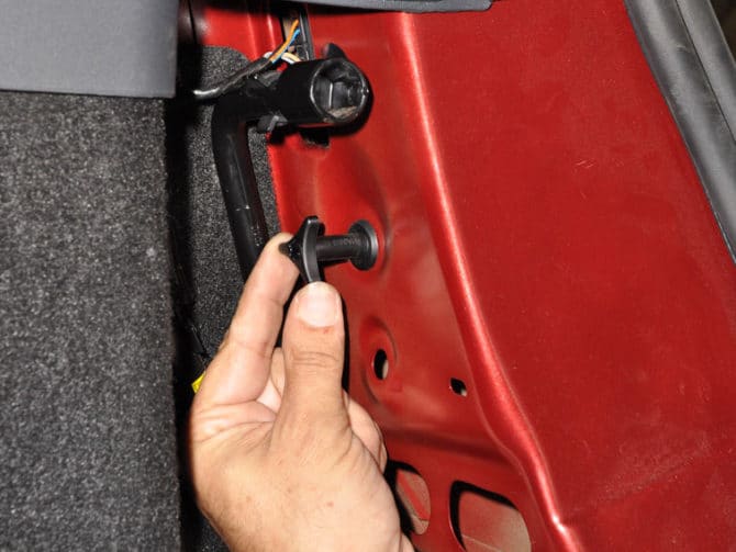 Montage sur les feux arrières sur la Renault Sandero