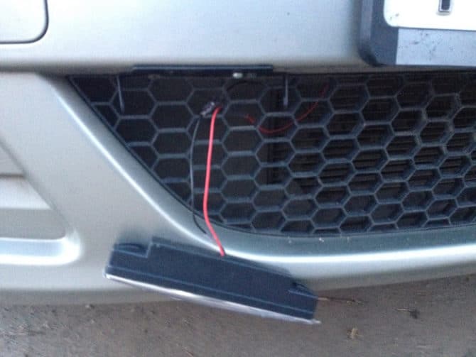 DRL sur la calandre de l'armure Logan