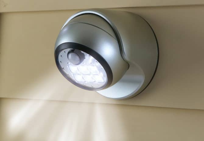 Corps d'éclairage LED auto-alimenté avec détecteur de mouvement, alimenté par batterie