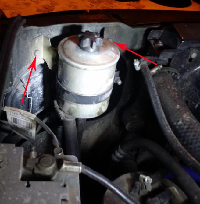 Boulon sur le réservoir sur le servo amplificateur