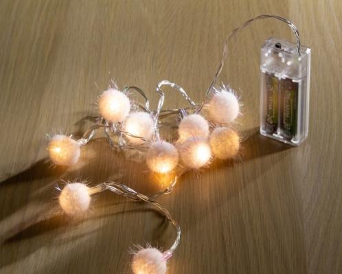 Foyers d'hiver avec guirlandes