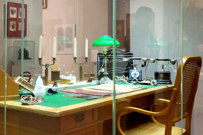 Lampe ss abat-jour vert au musée