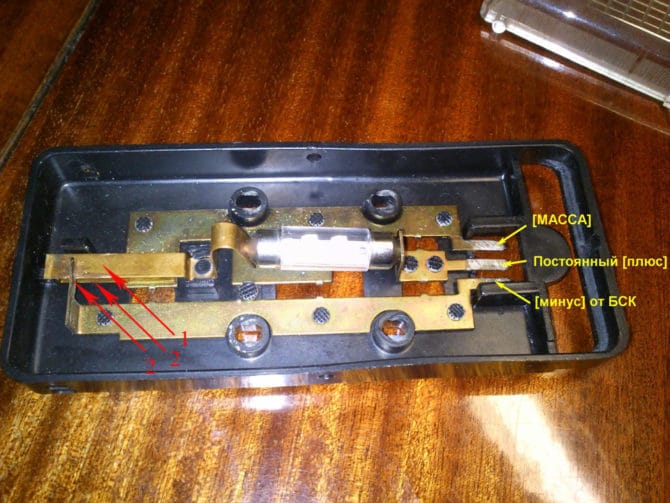 Contacts sur le couvercle sur l'interrupteur sur le mode