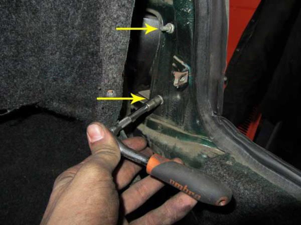 écrous de fixation sur feu arrière