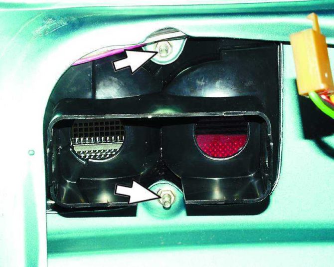 Écrous pour feu arrière