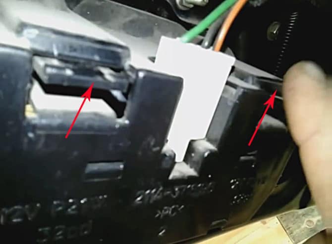 Capac sur un feu arrière