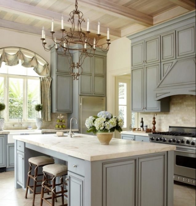 Polilei et lampes pour la cuisine vv fresque style Provence