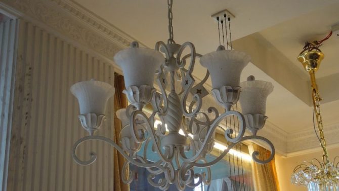 Polilei et lampes pour la cuisine vv fresque style Provence