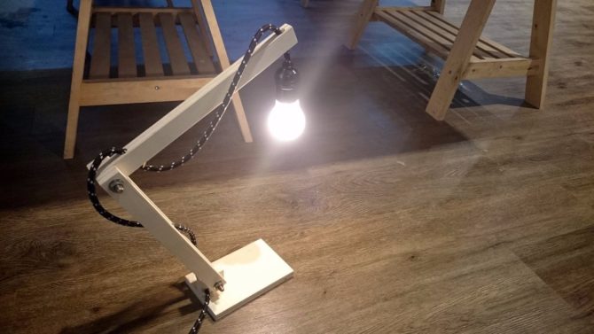 Comment diriger la lampe de table depuis la porte