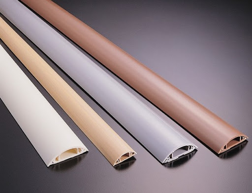 Dirigez-vous vers le câble sur le balcon