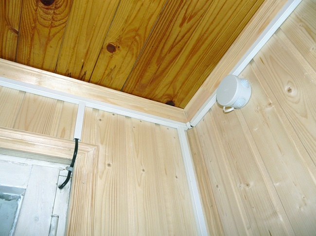 Dirigez-vous vers le câble sur le balcon