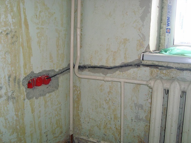 Dirigez-vous vers le câble sur le balcon